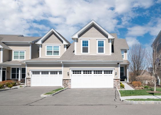 Attached, Exterior, Facade, American Craftsman