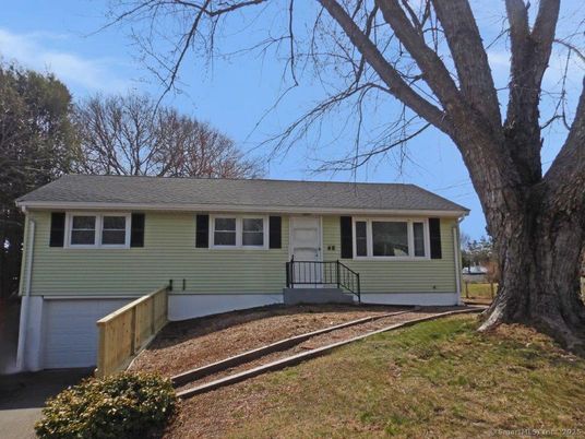 Attached, Exterior, Facade, Cape Cod