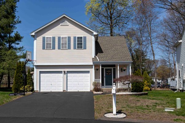 Attached, Exterior, Facade, Split Level