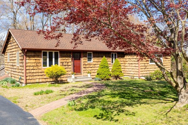 Exterior, Facade, Ranch