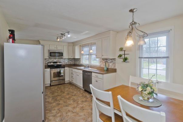 Dining room, Interior, Kitchen, Pendant Lights, Stainless Steel Appliances