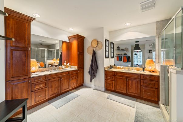 Bathroom, Dual Sink Vanities, Interior, Recessed Lighting