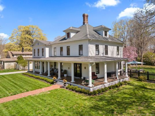 Backyard, Exterior, Facade, Queen Anne Victorian