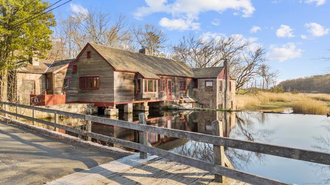Exterior, Lake