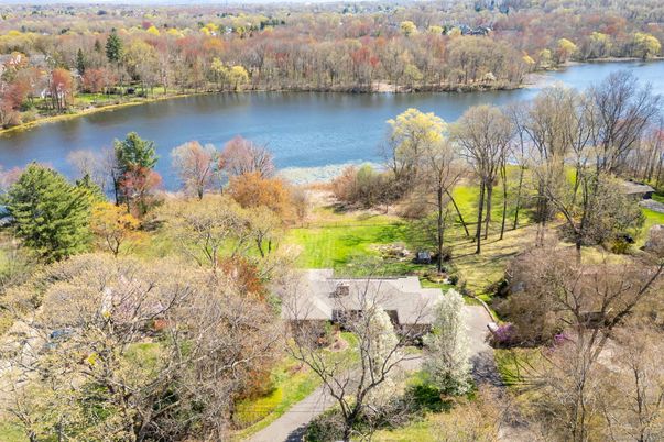 Exterior, Lake