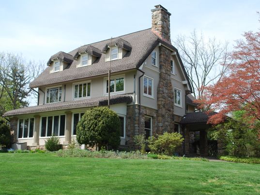 Exterior, Facade, Split Level