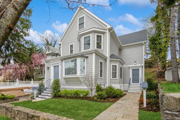 Attached, Exterior, Facade, Queen Anne Victorian