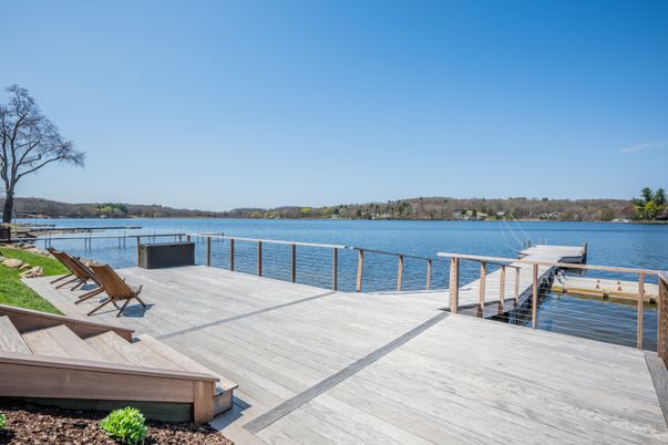 Exterior, Lake