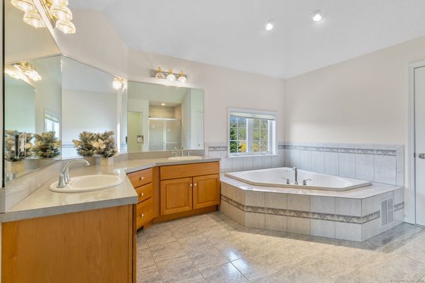 Bathroom, Dual Sink Vanities, Interior, Recessed Lighting