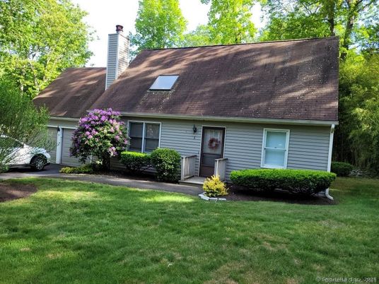 Attached, Exterior, Facade, Cape Cod