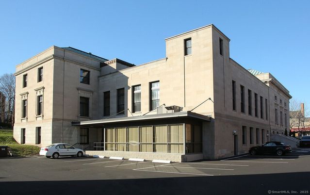 Exterior, Facade, Modern