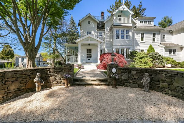 Exterior, Facade, Queen Anne Victorian