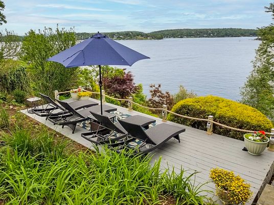 Exterior, Lake