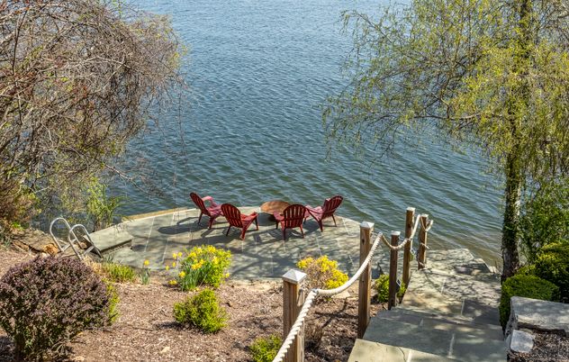 Exterior, Lake