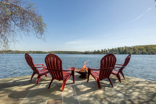 Exterior, Lake