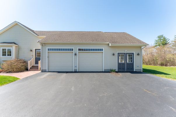 Attached, Exterior, Facade, Ranch