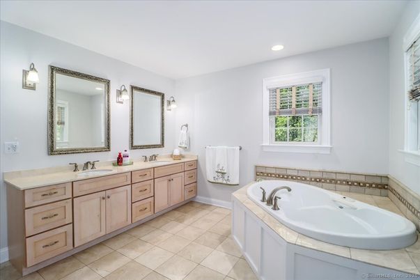 Bathroom, Dual Sink Vanities, Interior, Recessed Lighting
