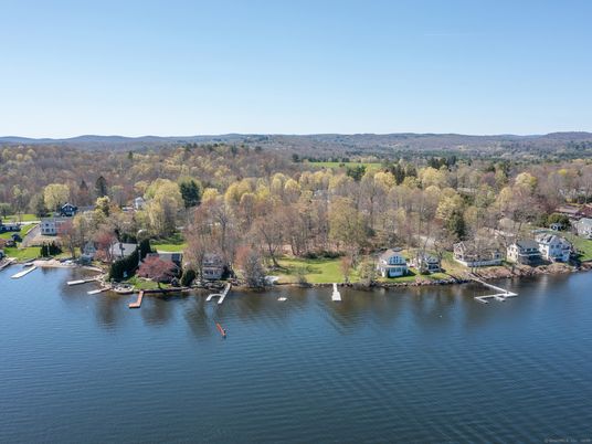 Exterior, Lake