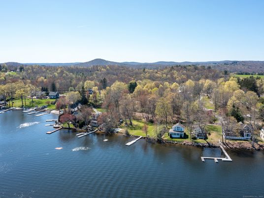 Exterior, Lake