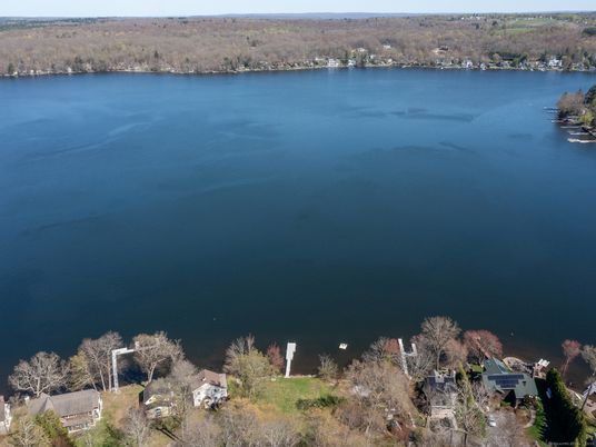 Exterior, Lake