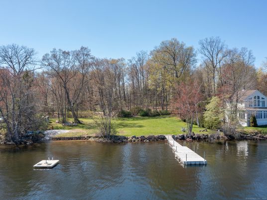 Exterior, Lake