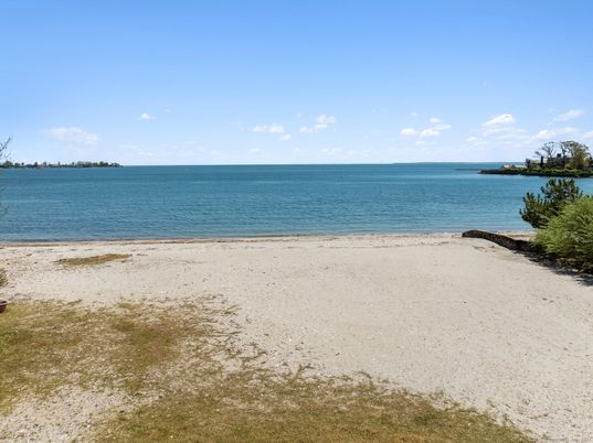Exterior, Lake