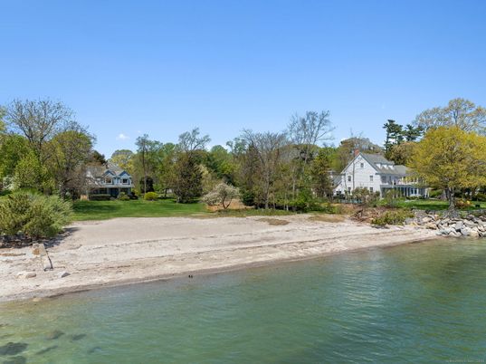 Exterior, Lake