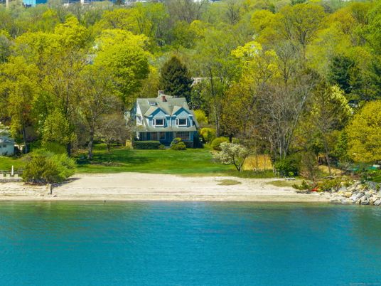Exterior, Lake