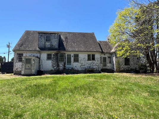 Attached, Exterior, Facade, Cape Cod