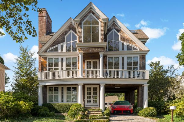 Exterior, Facade, Queen Anne Victorian