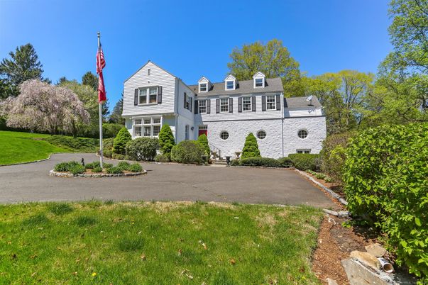 Exterior, Facade, Farmhouse