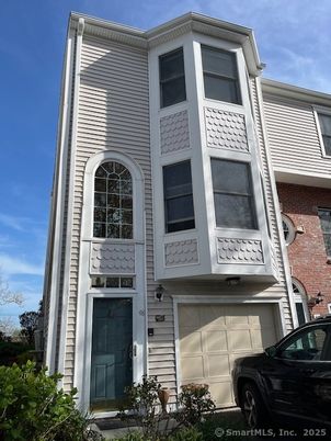 Exterior, Facade, Rowhouse
