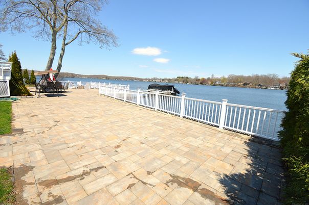 Exterior, Lake