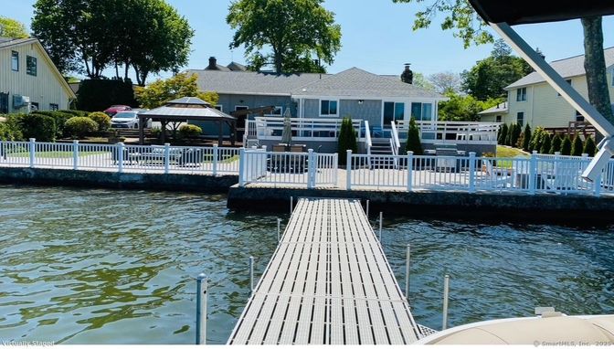 Exterior, Lake