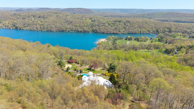 Exterior, Lake