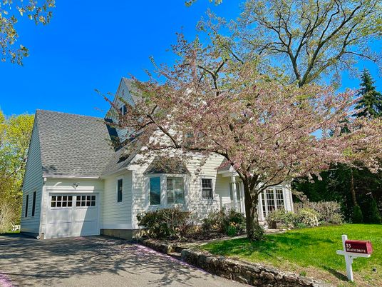 Attached, Exterior, Facade, Cape Cod