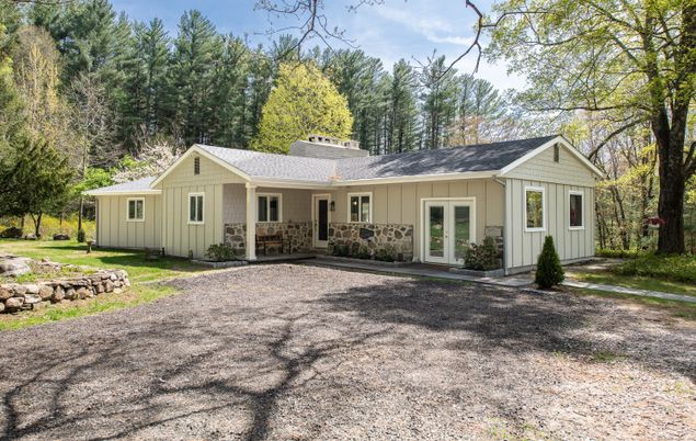 Exterior, Facade, Ranch