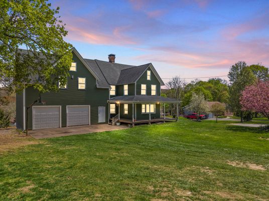 Attached, Backyard, Exterior, Facade, Queen Anne Victorian