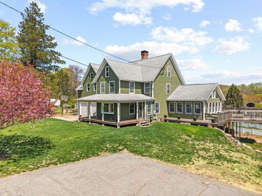 Backyard, Exterior, Facade, Queen Anne Victorian