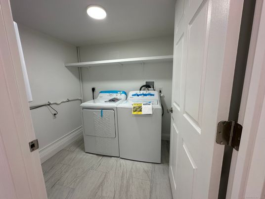 Interior, Recessed Lighting, Washer, Wood Texture Flooring