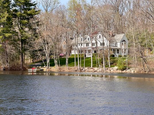 Exterior, Lake