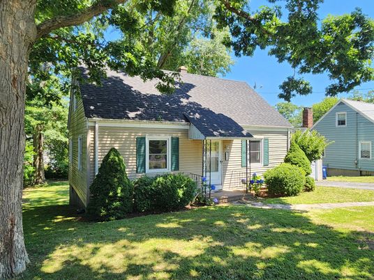 Exterior, Facade, Cape Cod