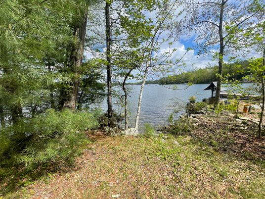 Exterior, Lake