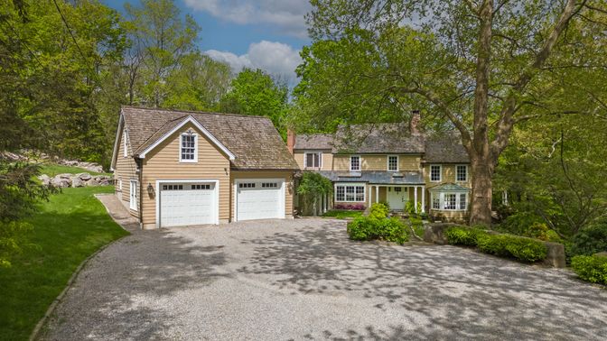 Attached, Exterior, Facade, Cape Cod