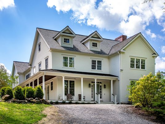 Exterior, Facade, Farmhouse