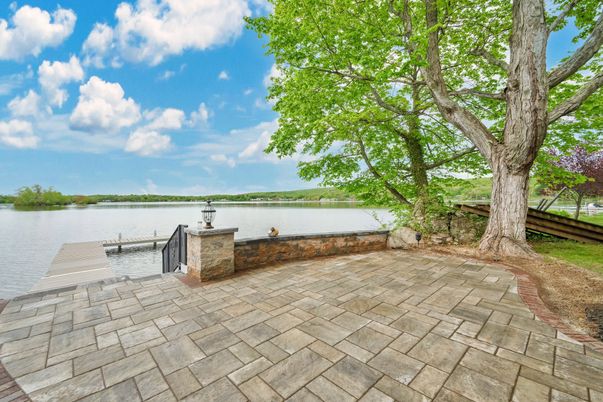 Exterior, Lake