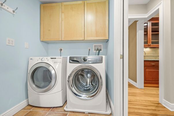 Interior, Washer, Wood Texture Flooring