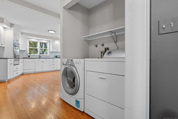 Interior, Utility Closets, Washer, Wood Texture Flooring