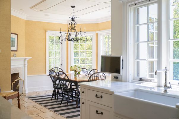 Chandelier, Dining room, Fireplace, Interior, Pendant Lights
