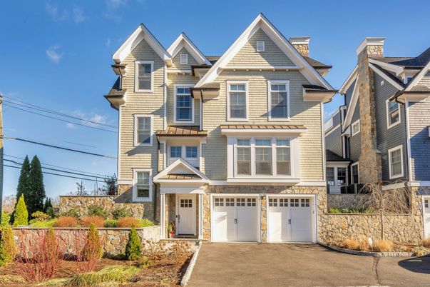 Attached, Exterior, Facade, Queen Anne Victorian